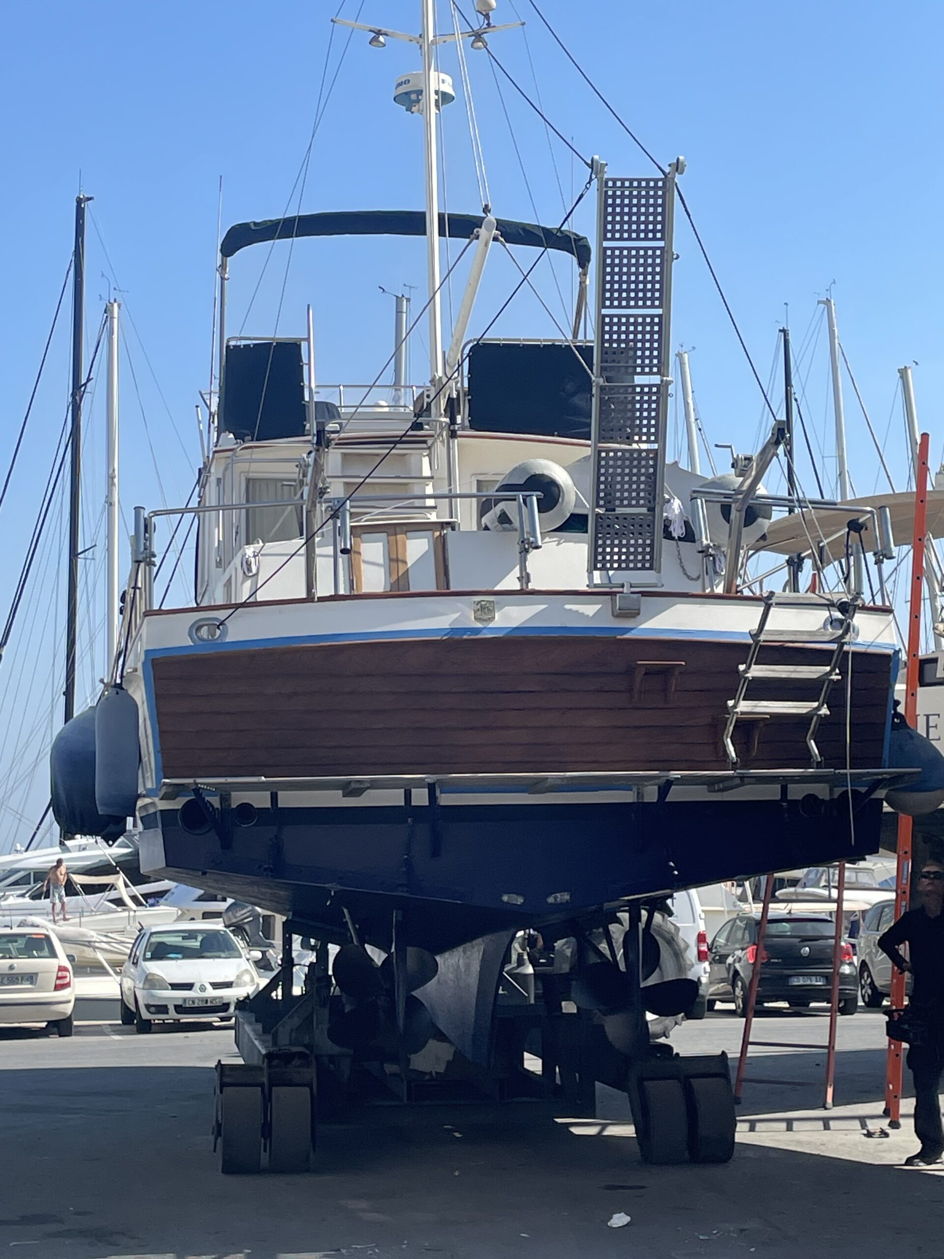 Poupe d’un voilier sur bers dans un chantier naval
