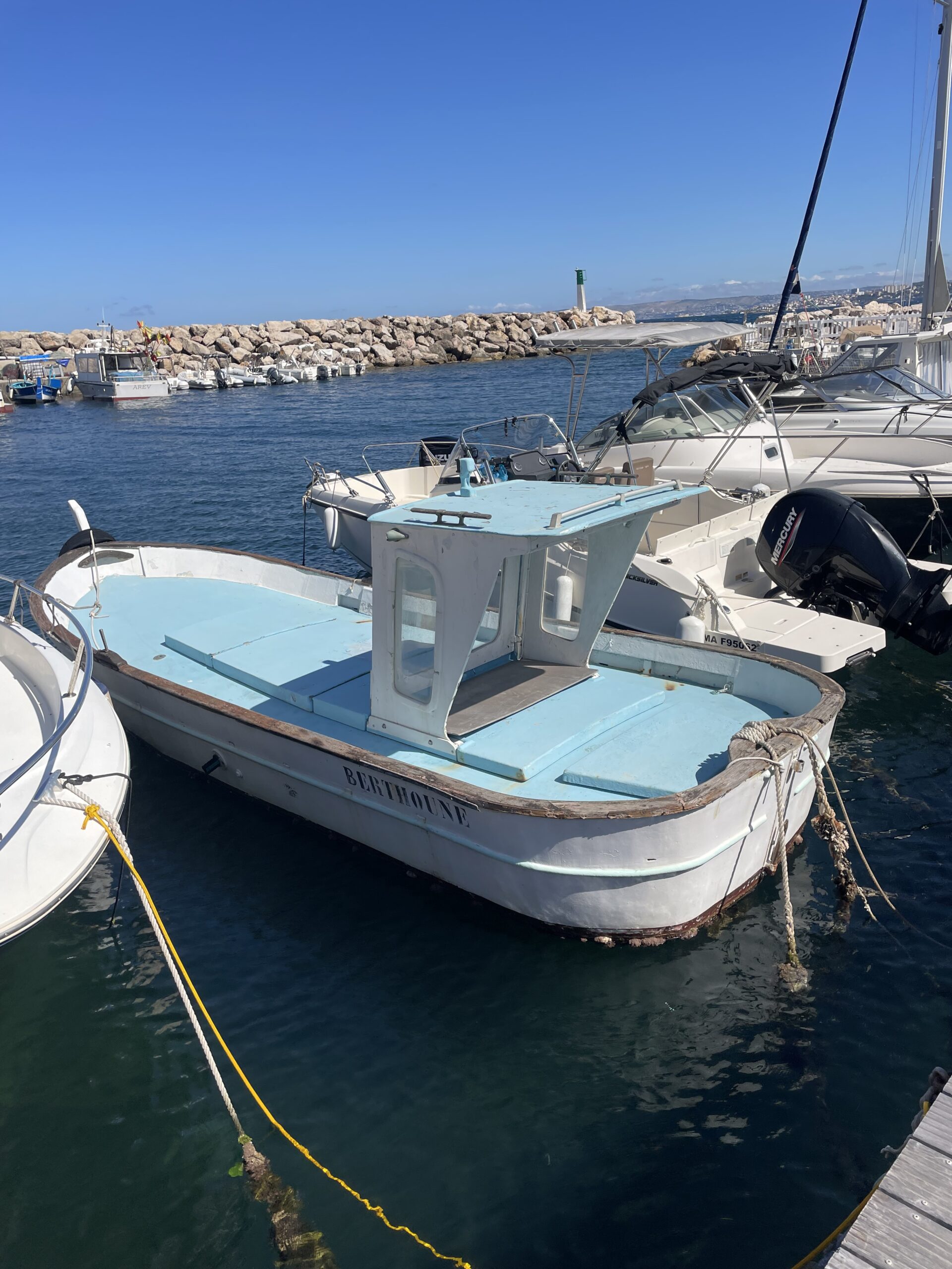 Bateaux amarrés dans un port sous ciel bleu