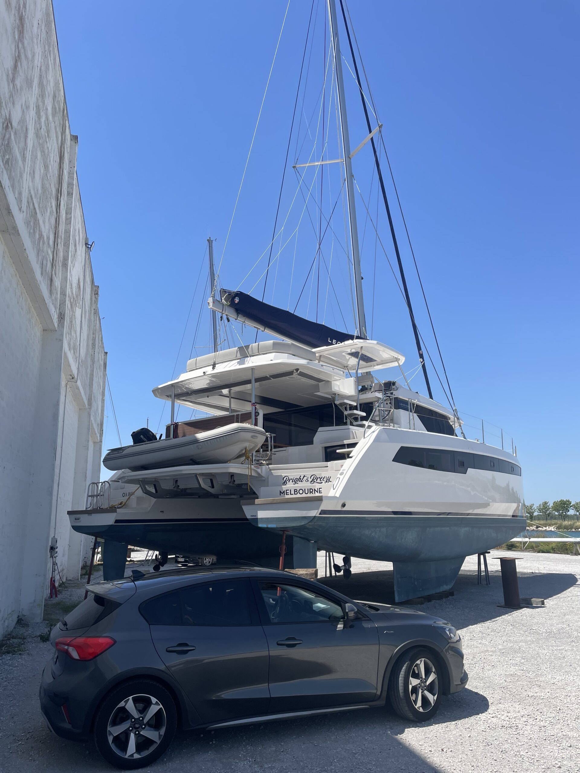 Catamaran blanc sur cale sous ciel bleu