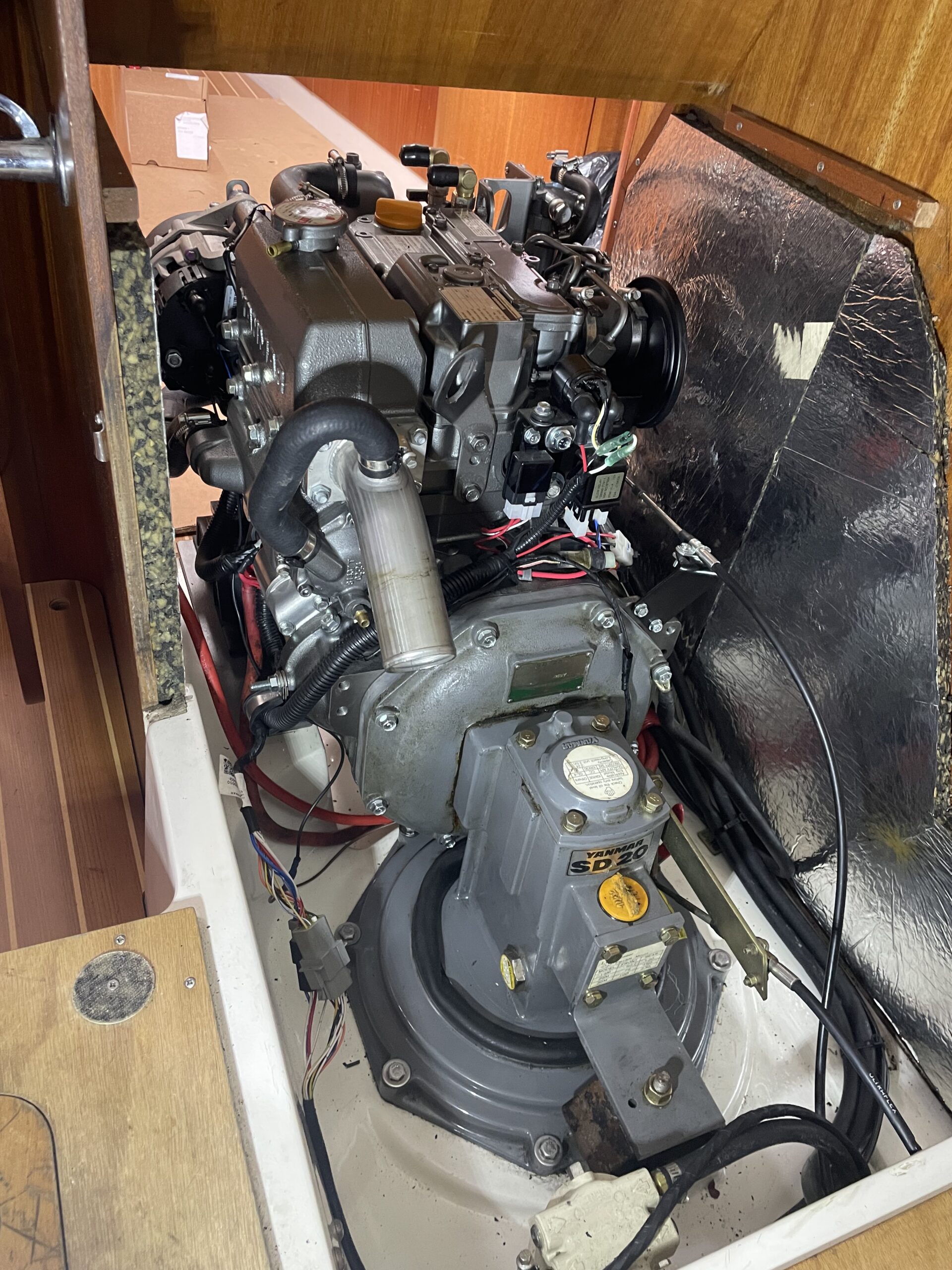 Moteur diesel Yanmar installé dans le compartiment d’un bateau